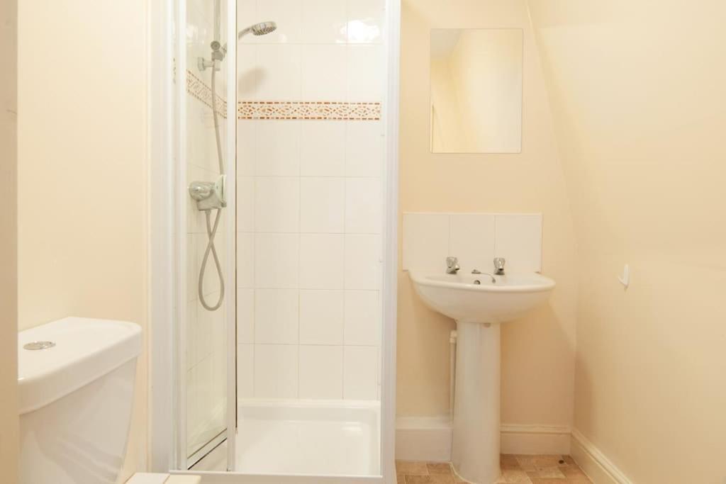 *New* 2-Bed Modern Apartment 特伦特河畔伯顿 外观 照片
