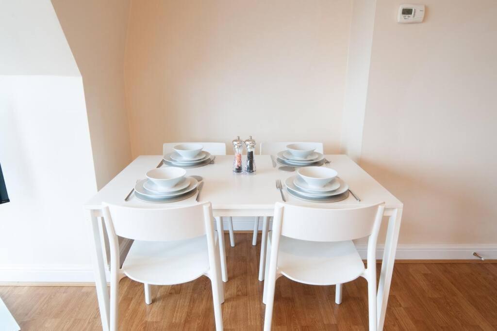 *New* 2-Bed Modern Apartment 特伦特河畔伯顿 外观 照片